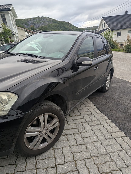 Mercedes-Benz ML320 2 of 5