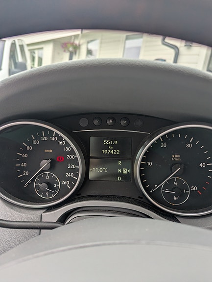 Mercedes-Benz ML320 4 of 5