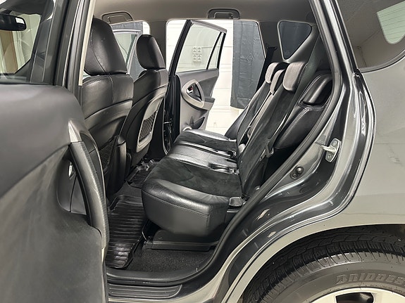 Toyota RAV4 30 of 30