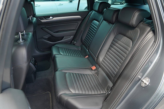 Volkswagen Passat 18 of 21