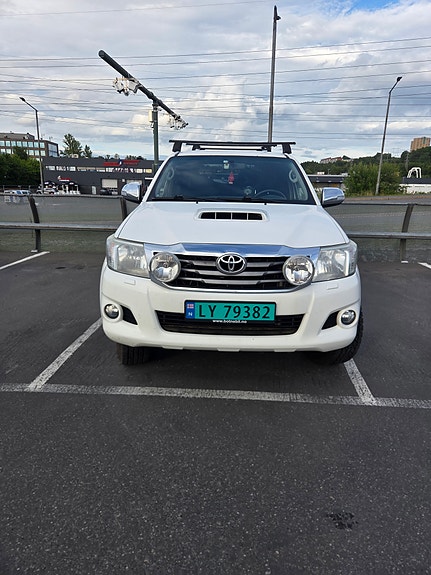 Toyota HiLux 2 of 9