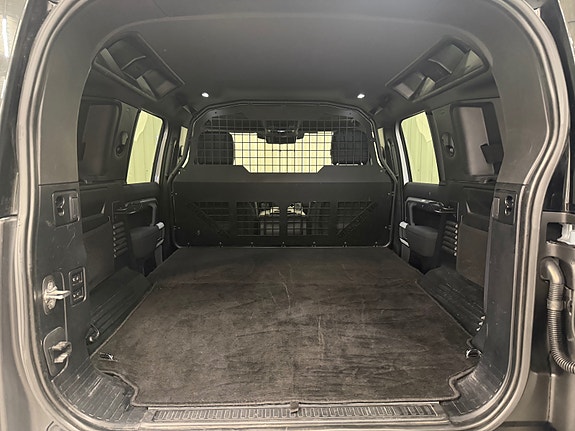 Land Rover Defender 110 30 of 30