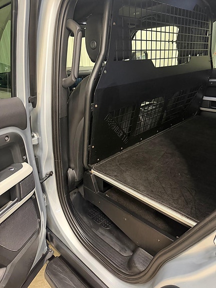 Land Rover Defender 110 28 of 30