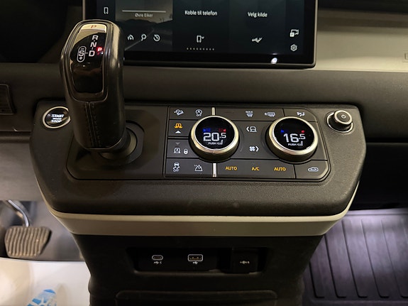 Land Rover Defender 110 12 of 30