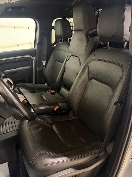 Land Rover Defender 110 24 of 30