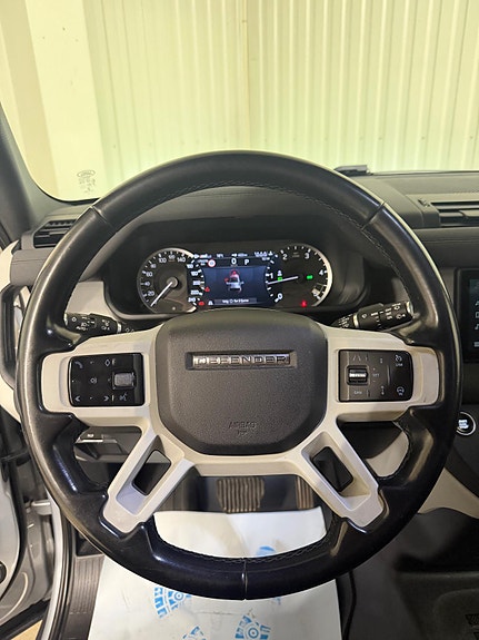 Land Rover Defender 110 13 of 30