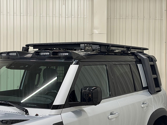 Land Rover Defender 110 8 of 30