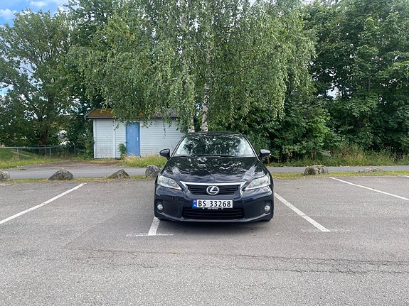 Lexus CT200h 2 of 5