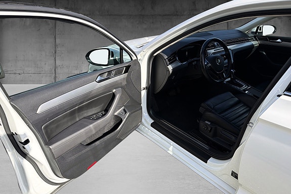 Volkswagen Passat 8 of 14