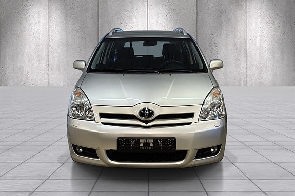 Toyota Corolla Verso 2 of 5