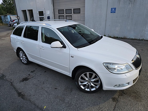 Skoda Octavia 2 of 5