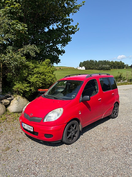 Toyota Yaris Verso 2 of 5