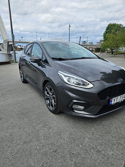 Ford Fiesta 2 of 5