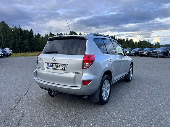 Toyota RAV4 4 of 5