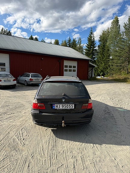BMW 320d 4 of 5