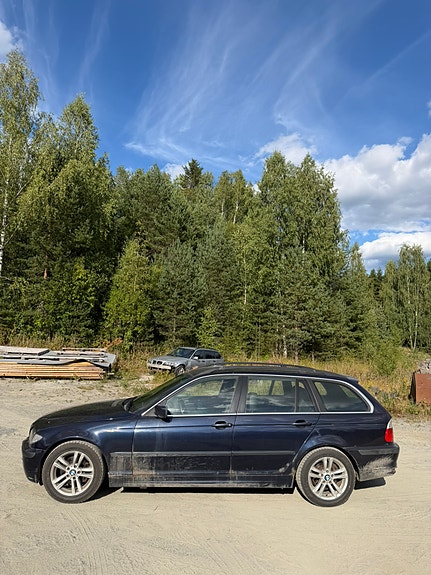 BMW 320d 2 of 5