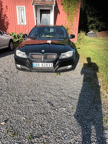 BMW 318d 2 of 5