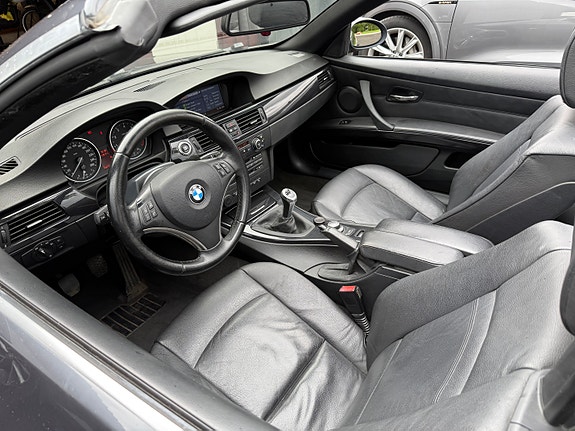 BMW 320i 14 of 21