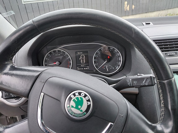 Skoda Octavia 2 of 5