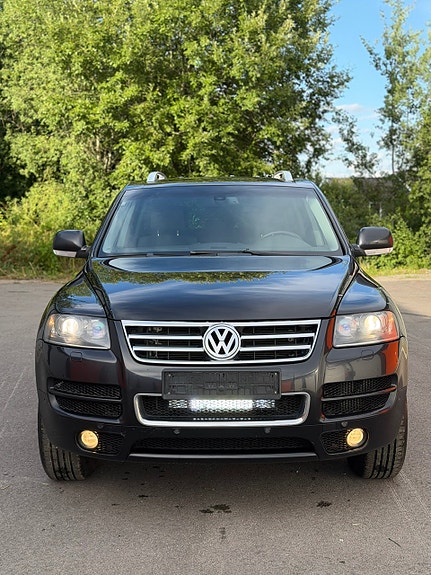 Volkswagen Touareg 2 of 5