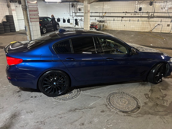 BMW 530e 3 of 5