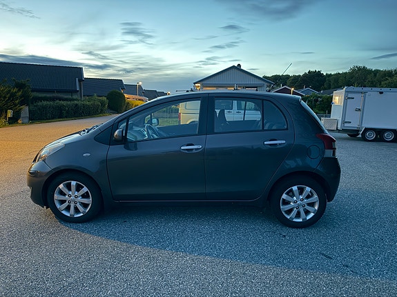Toyota Yaris 8 of 30