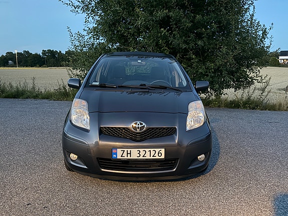 Toyota Yaris 2 of 5