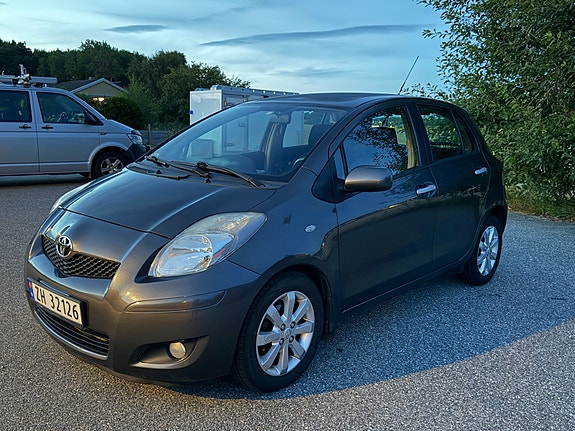 Toyota Yaris 9 of 30