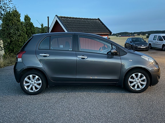Toyota Yaris 4 of 5