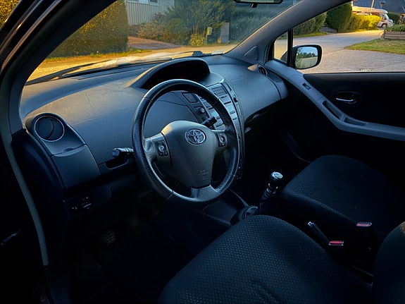 Toyota Yaris 11 of 30