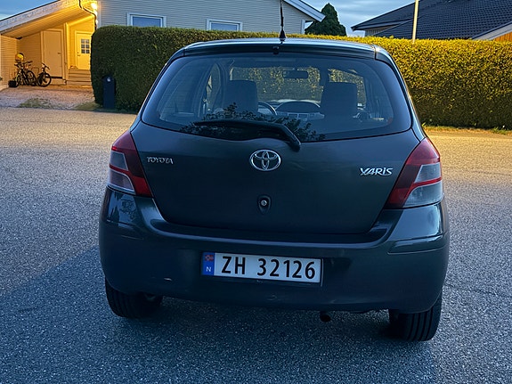 Toyota Yaris 6 of 30