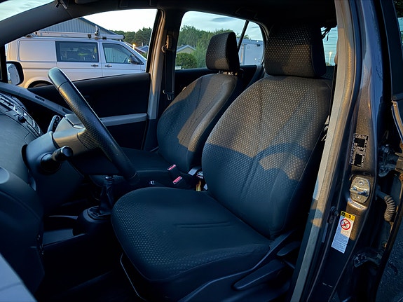 Toyota Yaris 12 of 30
