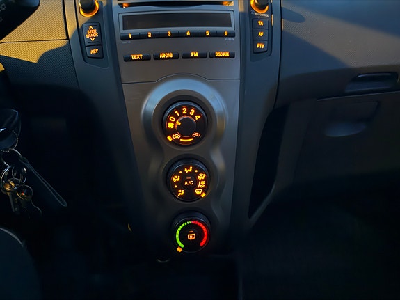 Toyota Yaris 30 of 30