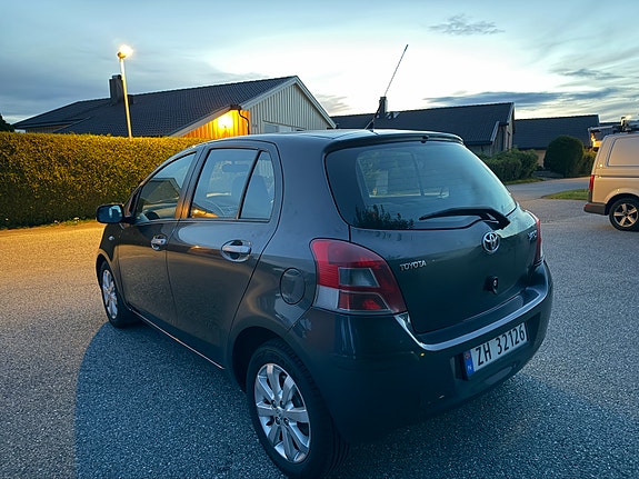 Toyota Yaris 7 of 30