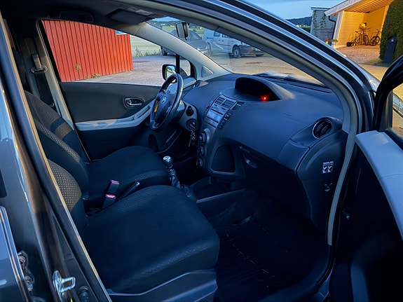Toyota Yaris 13 of 30