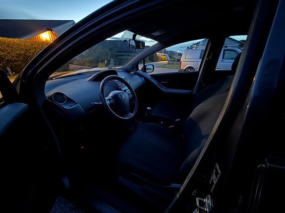 Toyota Yaris 10 of 30