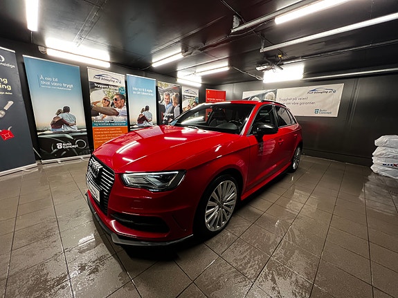 Audi e-tron 3 of 5
