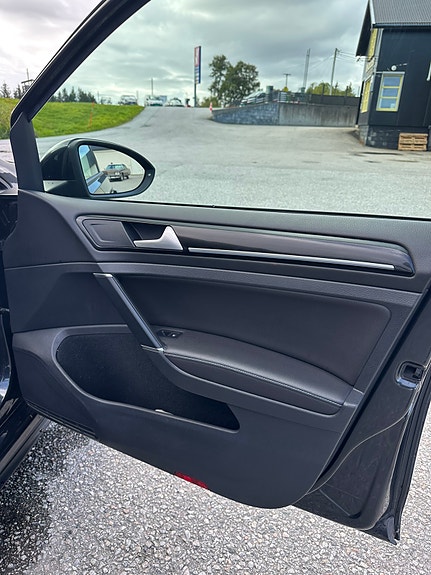 Volkswagen Golf VII 23 of 30