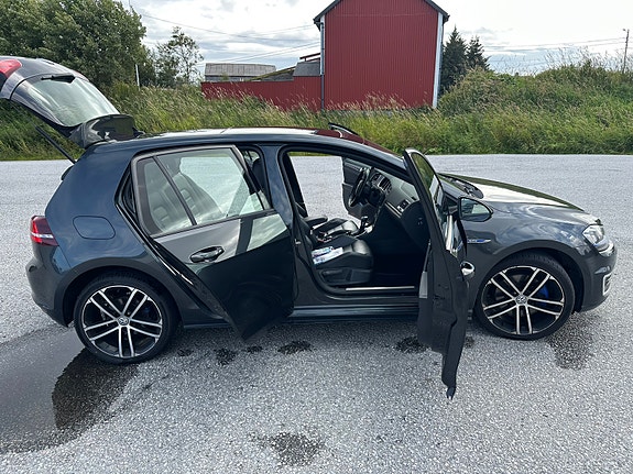 Volkswagen Golf VII 17 of 30