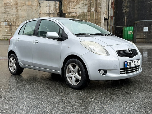 Toyota Yaris 2 of 5