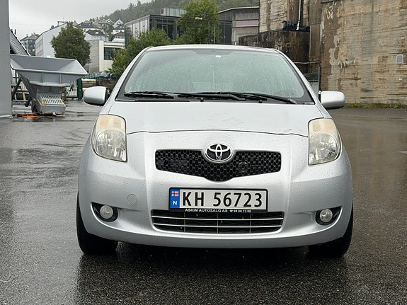 Toyota Yaris 3 of 5