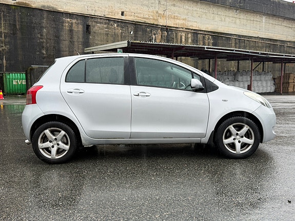 Toyota Yaris 4 of 5