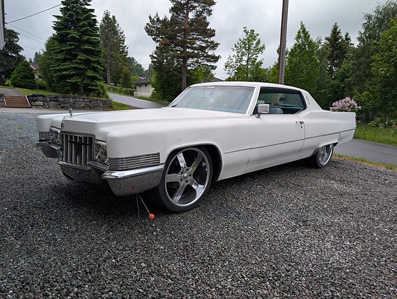 Cadillac Coupé DeVille 2 of 23