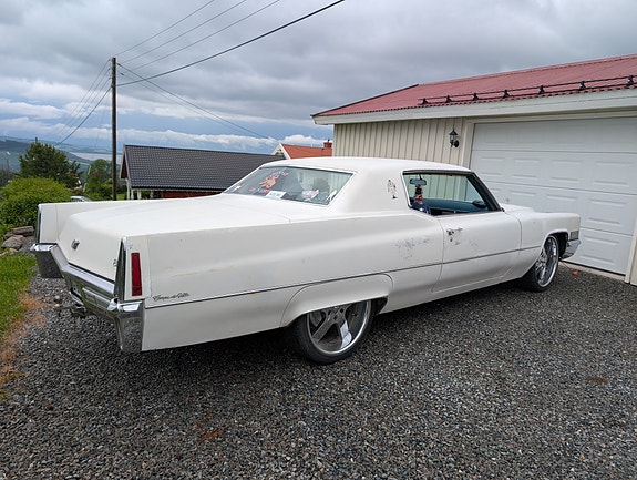 Cadillac Coupé DeVille 5 of 23