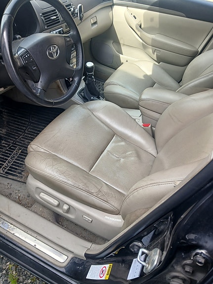 Toyota Avensis 2 of 5