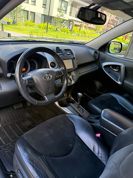 Toyota RAV4 7 of 30