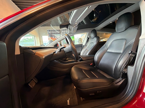 Tesla Model 3 8 of 17