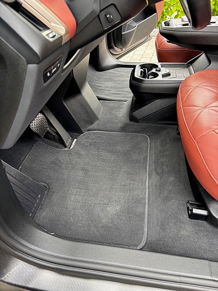 BMW iX 20 of 27
