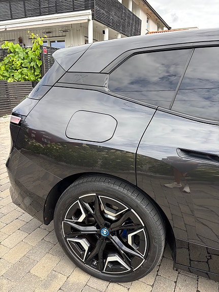 BMW iX 9 of 27