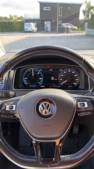 Volkswagen e-Golf VII 18 of 30